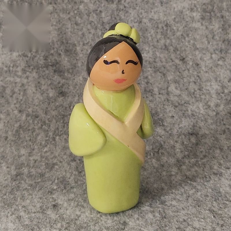 Kokeshi verde chiaro