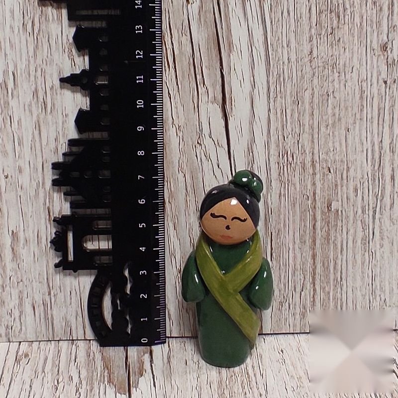 Kokeshi verde scuro, altra vista 2