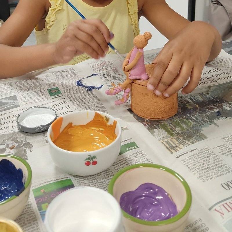 bambina che dipinge su terracotta
