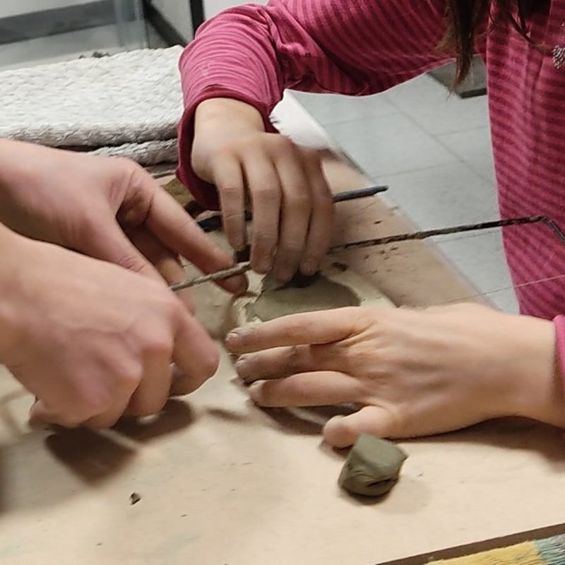 mani che lavorano argilla