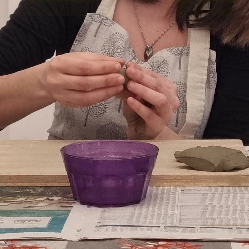 adulto che lavora con l'argilla