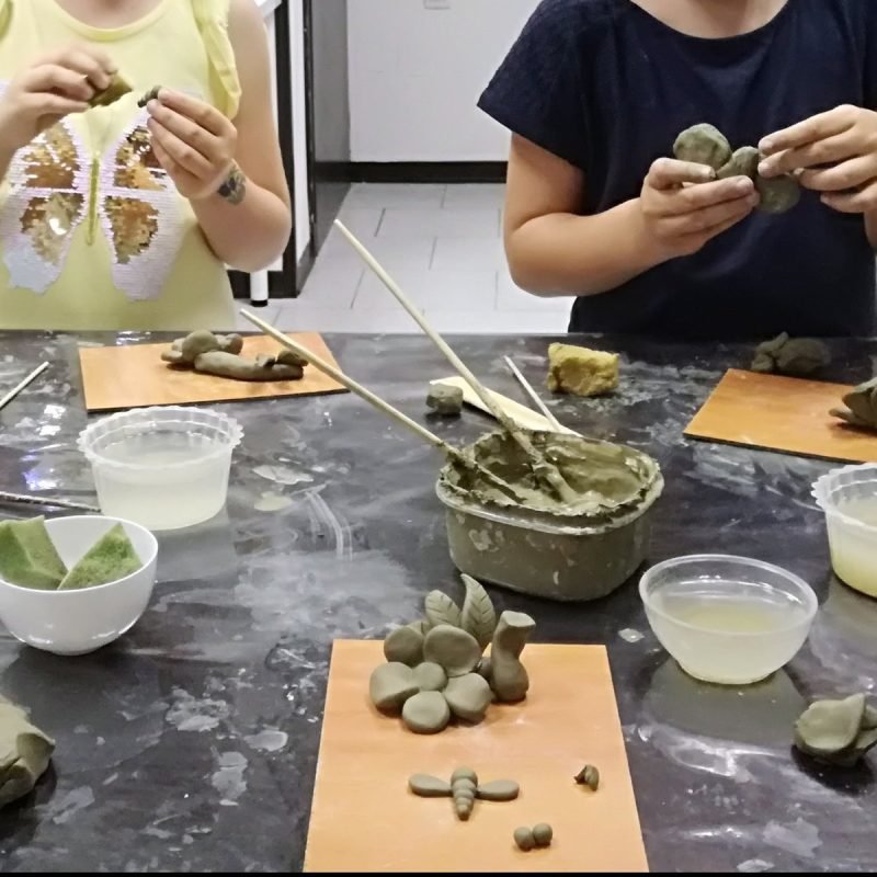 bambini che lavora con l'argilla