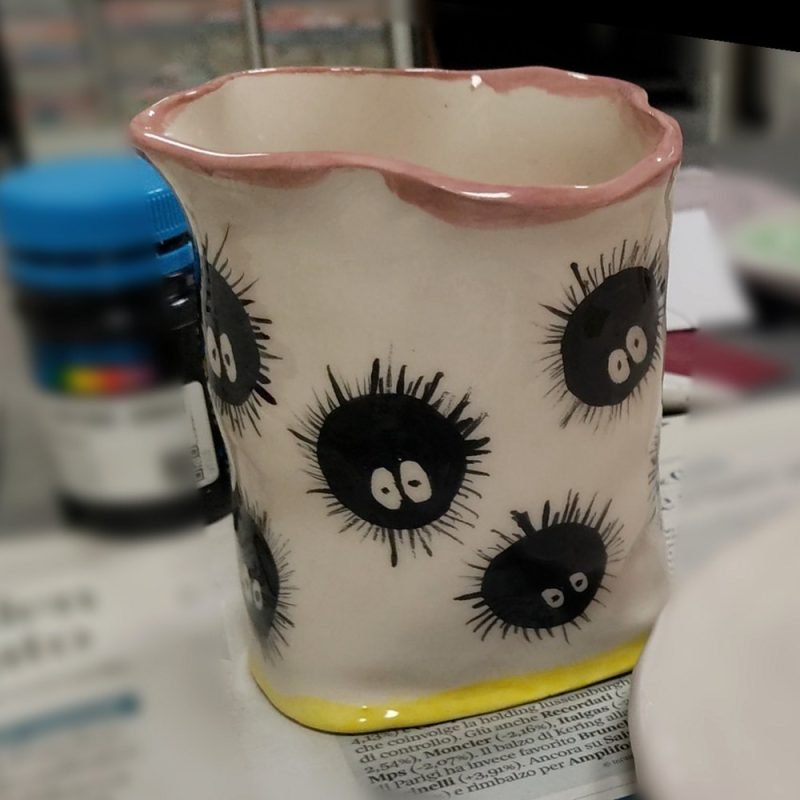 Tazza con mostri realizzato da un allievo