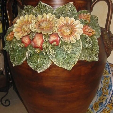 Anfora in ceramica con fiori in rilievo dipinti