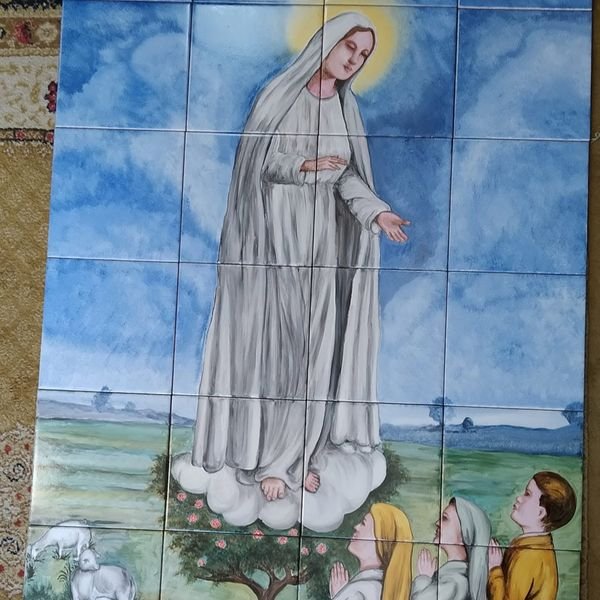 Pannello in piastrelle dipinte a mano con la Madonna di Fatima, opera di Francesco Vitetta