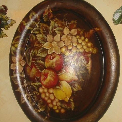 Piatto in ceramica dipinto con frutta