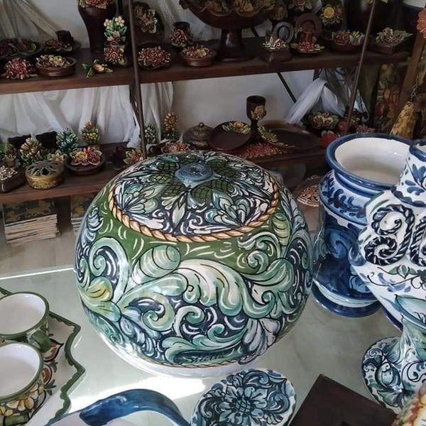 Vasi e piatti in maiolica dipinta, esposti nella bottega di famiglia