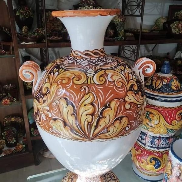 Grande vaso in maiolica dipinto a mano con fiori, nella bottega di famiglia a Vibo Valentia
